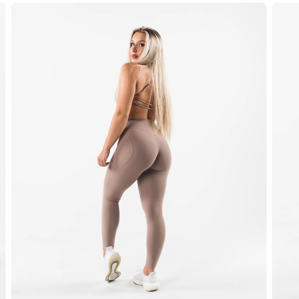 Aura Ultra-High Rise Legging - Sand - Picture 2 of 6